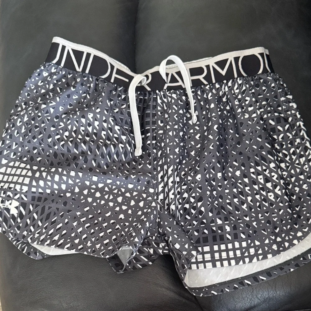 Under Armour Girls Geometric Black, Gray and White Shorts Size Youth Large